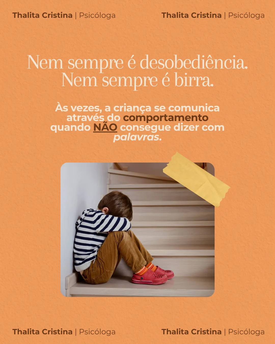 Arte em fundo laranja com foto de uma criança sentada na escada, abraçando os joelhos. Texto: Nem sempre é desobediência. Nem sempre é birra. Às vezes, a criança se comunica através do comportamento quando não consegue dizer com palavras.