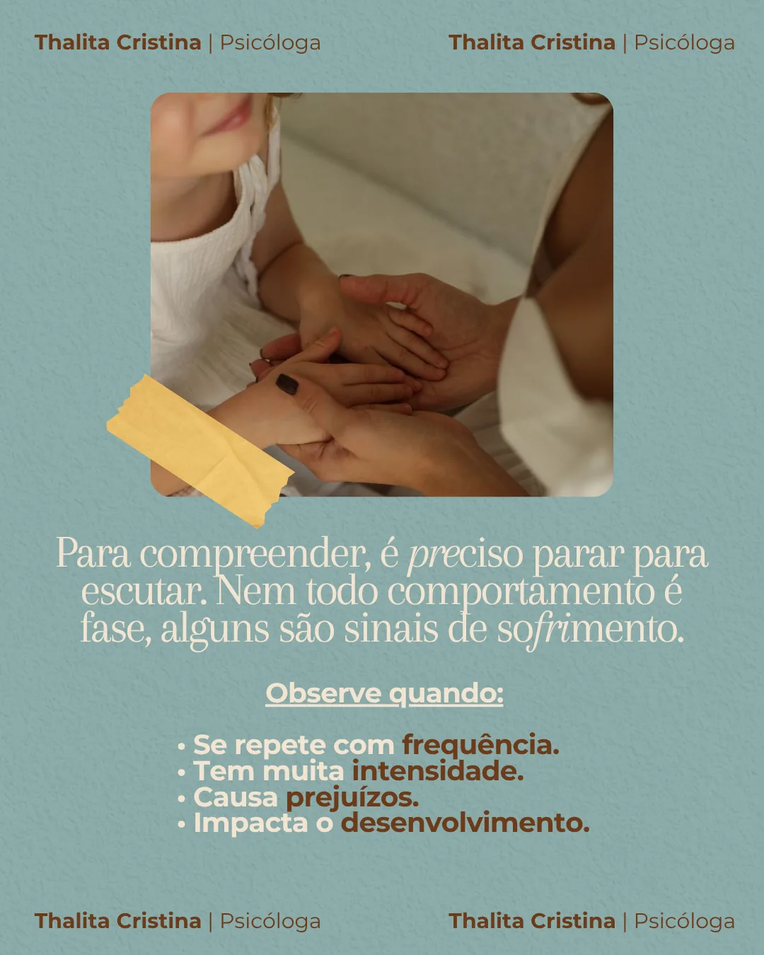 Arte com foto de mãos de um adulto segurando as mãos de uma criança. Texto: Para compreender, é preciso parar para escutar. Nem todo comportamento é fase, alguns são sinais de sofrimento. Observe quando: se repete com frequência; tem muita intensidade; causa prejuízos; impacta o desenvolvimento.