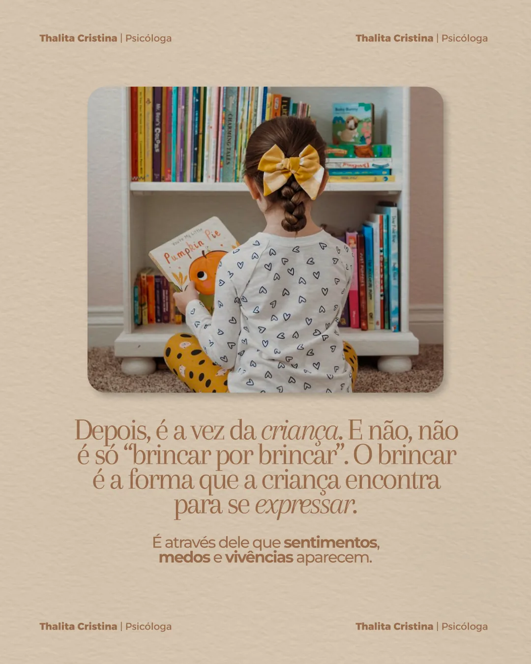 Arte com foto de uma criança de costas escolhendo um livro numa estante. Texto: Depois, é a vez da criança. E não, não é só “brincar por brincar”. O brincar é a forma que a criança encontra para se expressar. É através dele que sentimentos, medos e vivências aparecem.